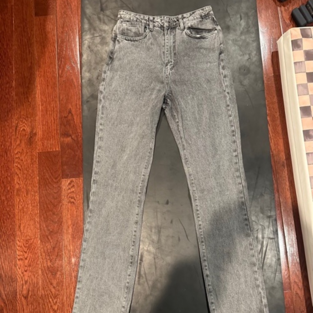 WHOWOREWHAT Women's straight legged jeans